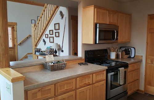 Redmond House | Luxurious 3BR/2BA Eagle Crest Chalet on Golf Course w/Private Hot Tub & Garage