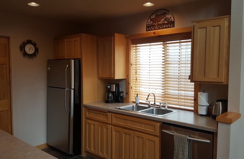 Redmond House | Luxurious 3BR/2BA Eagle Crest Chalet on Golf Course w/Private Hot Tub & Garage