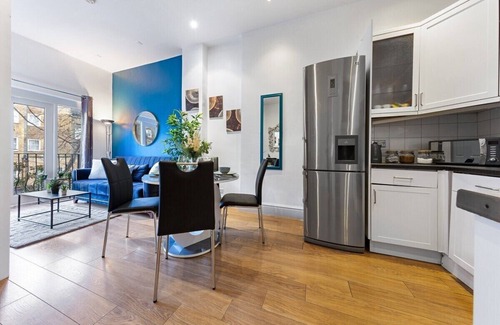 Royal Borough of Kensington and Chelsea Apartment | Luxurious 3BR Flat w/Balcony in Kensington for 7!