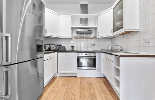 Royal Borough of Kensington and Chelsea Apartment | Luxurious 3BR Flat w/Balcony in Kensington for 7!