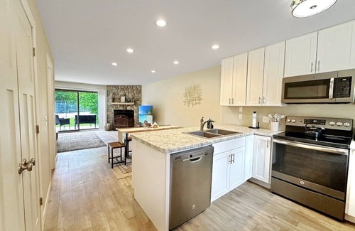 Hill City House | Luxurious 3BR | Resort Townhome Retreat | Near Trails, Golf, Dock Access