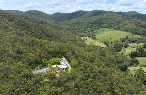 Wongawallan House | Luxurious 4-BR Hinterland Retreat - Scenic Views