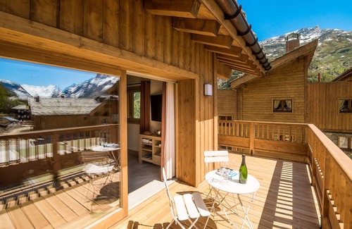 Les Boisses Apartment | Luxurious 4* Duplex Apt in Tignes - Ski-In/Ski-Out, Spa, Pool, Hotel Services Included