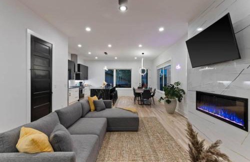 North Nashville House | Luxurious 4bd home sleeps 12 minutes to downtown with parking