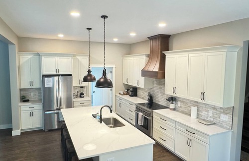 Thompsonville House | Luxurious 5 bdrm home w/private hot tub, free shuttle to Crystal Mountain!