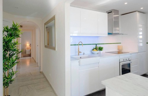 Marbella Apartment | Luxurious 5 Bdrms Penthouse, Hot Tub, Golden Mile!