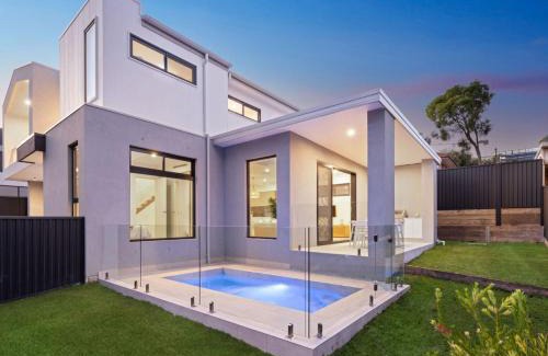 Miranda House | Luxurious 5 Bed Retreat with Pool near Gymea Village