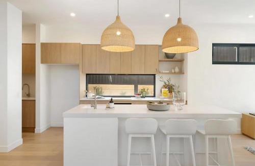 Miranda House | Luxurious 5 Bed Retreat with Pool near Gymea Village