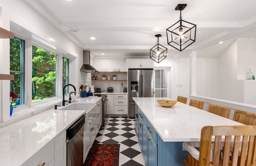 North Hampton House | Luxurious 5-bedroom House Walking Distance to Historic Beach Walk and Beaches