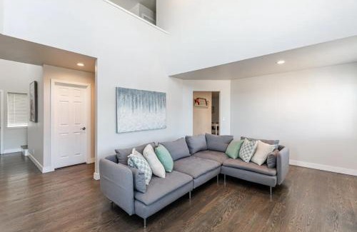 Columbia City House | Luxurious 5 Bedroom Home with AC and EV Plug