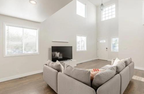 Columbia City House | Luxurious 5 Bedroom Home with AC and EV Plug