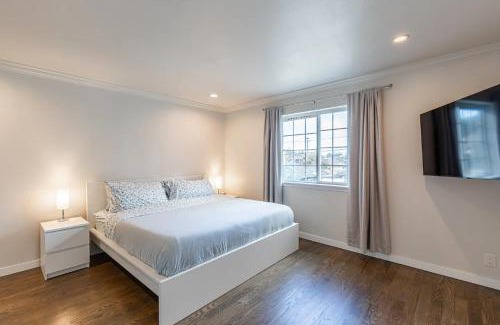 Columbia City House | Luxurious 5 Bedroom Home with AC and EV Plug