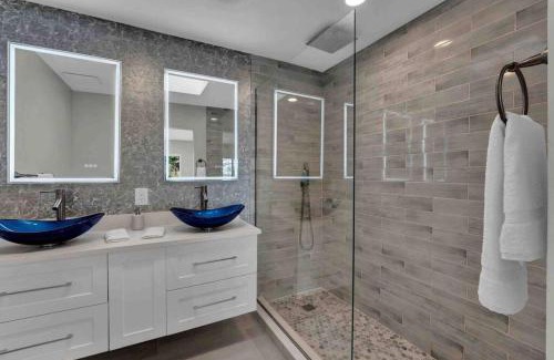 Southwest Orlando House | Luxurious 5 bedroom lake house 3min from Universal