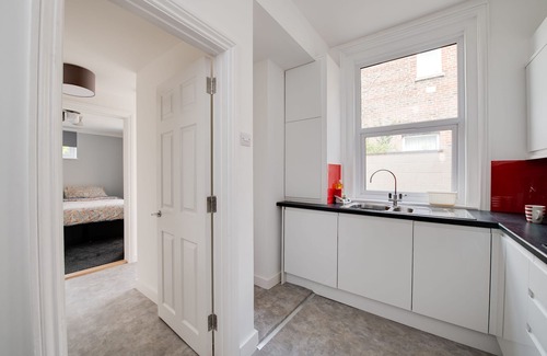 Portsmouth Apartment | Luxurious 5* Groundfloor 1bedroom flat with additional sofa bed and garden. Pets