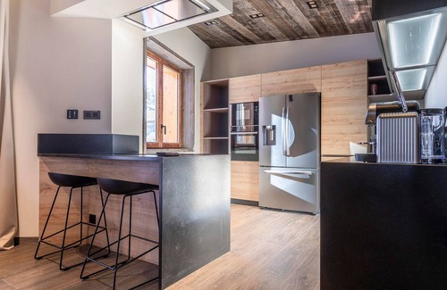 Avoriaz House | Luxurious 6-Room, 11-Person Apartment with Pool, Gym, and Ski-in/Ski-out Access in Morzine
