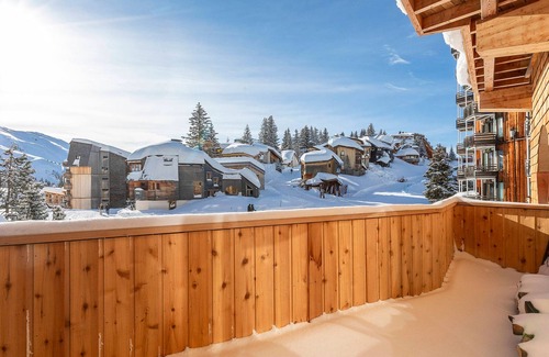 Avoriaz House | Luxurious 6-Room, 11-Person Apartment with Pool, Gym, and Ski-in/Ski-out Access in Morzine