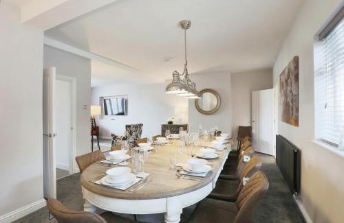 Barnt Green House | Luxurious 7-Bedroom Home in Solihull, close to NEC & BHX