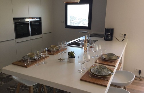 La Londe-les-Maures Apartment | LUXURIOUS APARTMENT. IN CONTEMP VILLA. AIR CONDITIONING, SUPERB SEA VIEW, HEATED POOL