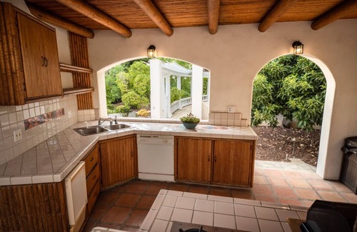 Redlands House | Luxurious and private Santa Fe-style guesthouse with 31 day minimum stay