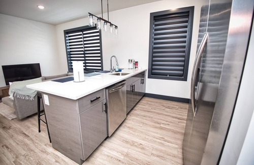 West New York Apartment | Luxurious and Spacious Apt with King Bed and Free Indoor Parking-20 Min to NYC