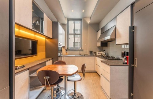 St James Apartment | Luxurious Apartment by Buckingham Palace