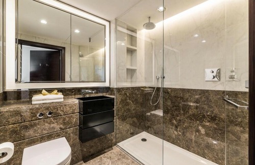 St James Apartment | Luxurious Apartment by Buckingham Palace