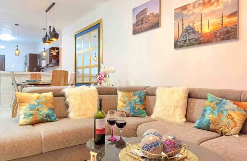 Cali Apartment | Luxurious Apt | Hot Tube | Prime Location | 4Beds