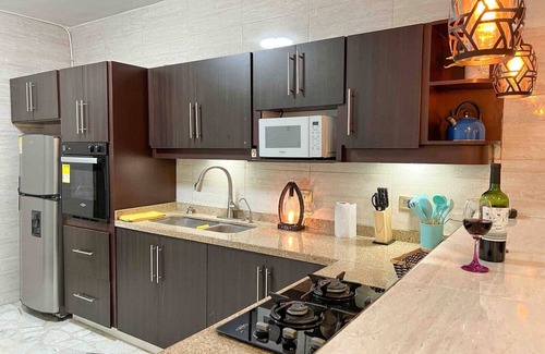 Cali Apartment | Luxurious Apt | Hot Tube | Prime Location | 4Beds