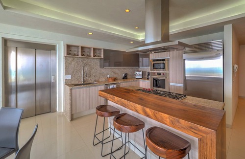 La Cruz de Huanacaxtle Condo | Luxurious beachfront penthouse! Panoramic views, white sand beach, private pool