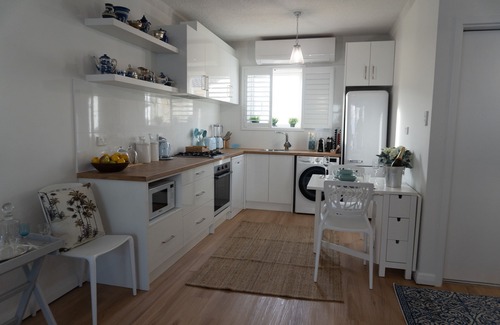 Glenelg North Apartment | Luxurious Beach Front Apt with Ocean View Balcony