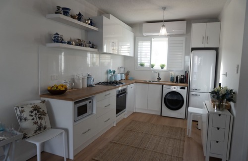 Glenelg North Apartment | Luxurious Beach Front Apt with Ocean View Balcony
