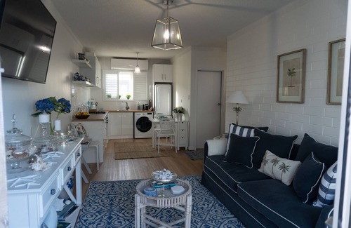 Glenelg North Apartment | Luxurious Beach Front Apt with Ocean View Balcony