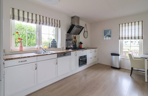 Makkum Cabin | Luxurious Beachvilla+ with a sauna, a bathtub, and a dock at Beach Resort Makkum by the IJsselmeer.