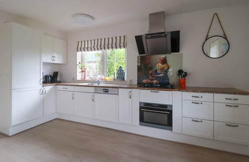 Makkum Cabin | Luxurious Beachvilla+ with a sauna, a bathtub, and a dock at Beach Resort Makkum by the IJsselmeer.