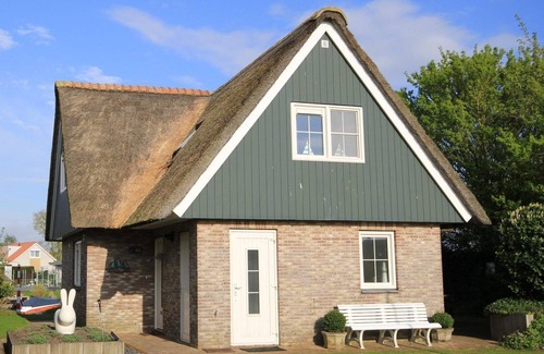 Makkum Cabin | Luxurious Beachvilla+ with a sauna, a bathtub, and a dock at Beach Resort Makkum by the IJsselmeer.