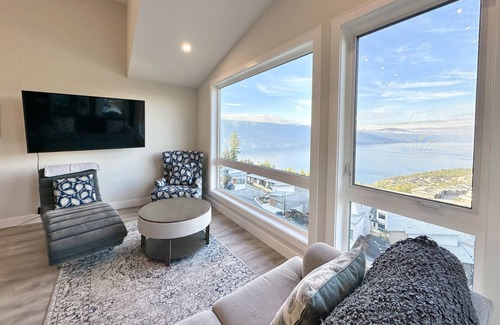 McKinley House | Luxurious Brand New Home with Breathtaking View of Okanagan Lake