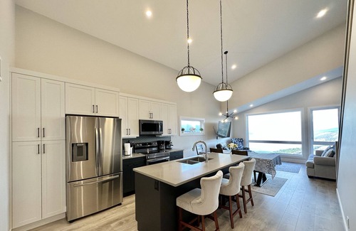 McKinley House | Luxurious Brand New Home with Breathtaking View of Okanagan Lake