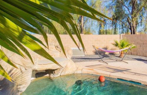 Tamaron House | Luxurious Casa Grande Family Retreat: 5 Bedrooms, Heated Salt water Pool, Mini Golf, and More! Ideal for Groups and Making Lasting Memories.