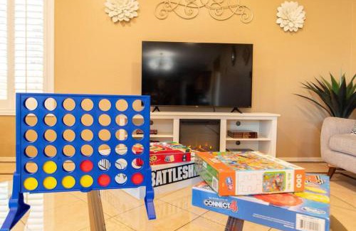 Tamaron House | Luxurious Casa Grande Family Retreat: 5 Bedrooms, Heated Salt water Pool, Mini Golf, and More! Ideal for Groups and Making Lasting Memories.