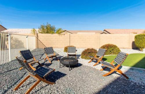 Tamaron House | Luxurious Casa Grande Family Retreat: 5 Bedrooms, Heated Salt water Pool, Mini Golf, and More! Ideal for Groups and Making Lasting Memories.