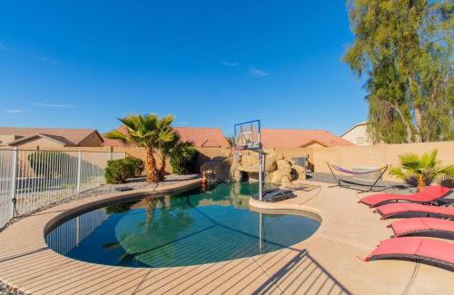 Tamaron House | Luxurious Casa Grande Family Retreat: 5 Bedrooms, Heated Salt water Pool, Mini Golf, and More! Ideal for Groups and Making Lasting Memories.