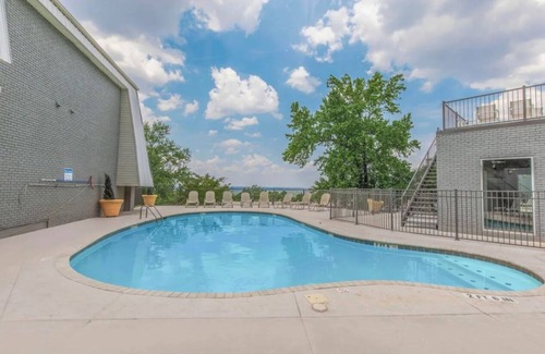 Glen Iris Apartment | Luxurious Comfort in Downtown Birmingham2