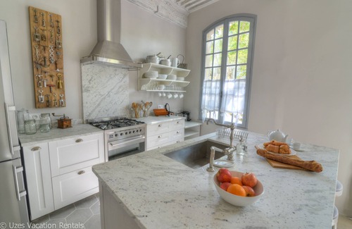 Uzes Apartment | Luxurious & comfortable apartment overlooking the Place aux Herbes