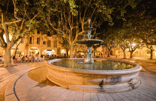 Uzes Apartment | Luxurious & comfortable apartment overlooking the Place aux Herbes