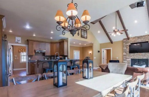 Clayton House | Luxurious & Comfy ★ Scenic Views ★ Hot Tub ★ Games
