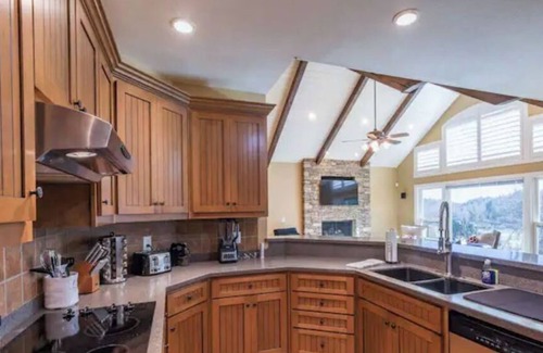 Clayton House | Luxurious & Comfy ★ Scenic Views ★ Hot Tub ★ Games