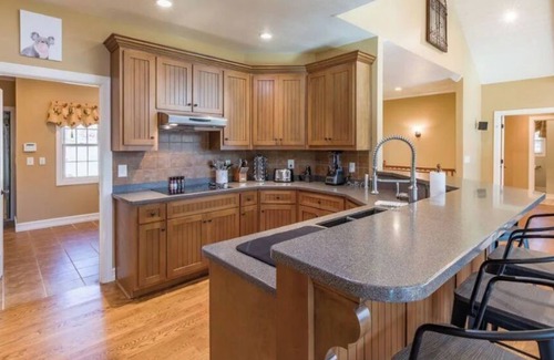 Clayton House | Luxurious & Comfy ★ Scenic Views ★ Hot Tub ★ Games