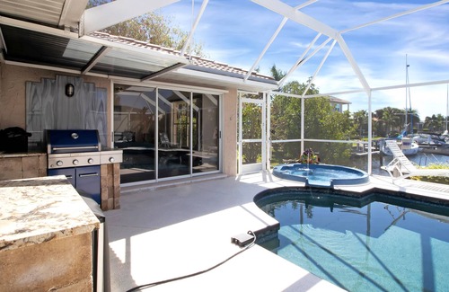Punta Gorda Hotel | Luxurious Contemporary Vacation Awaits You! Hot tub/Heated Pool/Right on Canal!