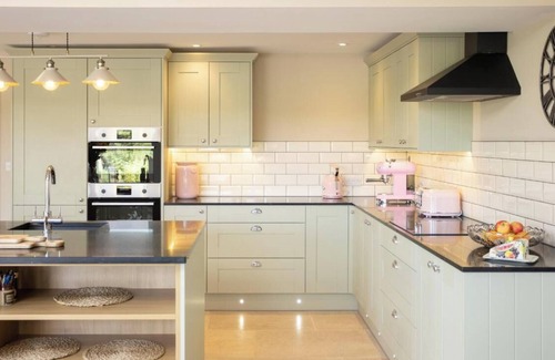 Oswestry House | Luxurious countryside retreat set in 9 acres of land, featuring a games room and hot tub