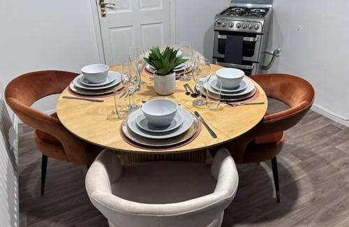 Little Hulton Apartment | Luxurious Couple’s Retreatnn